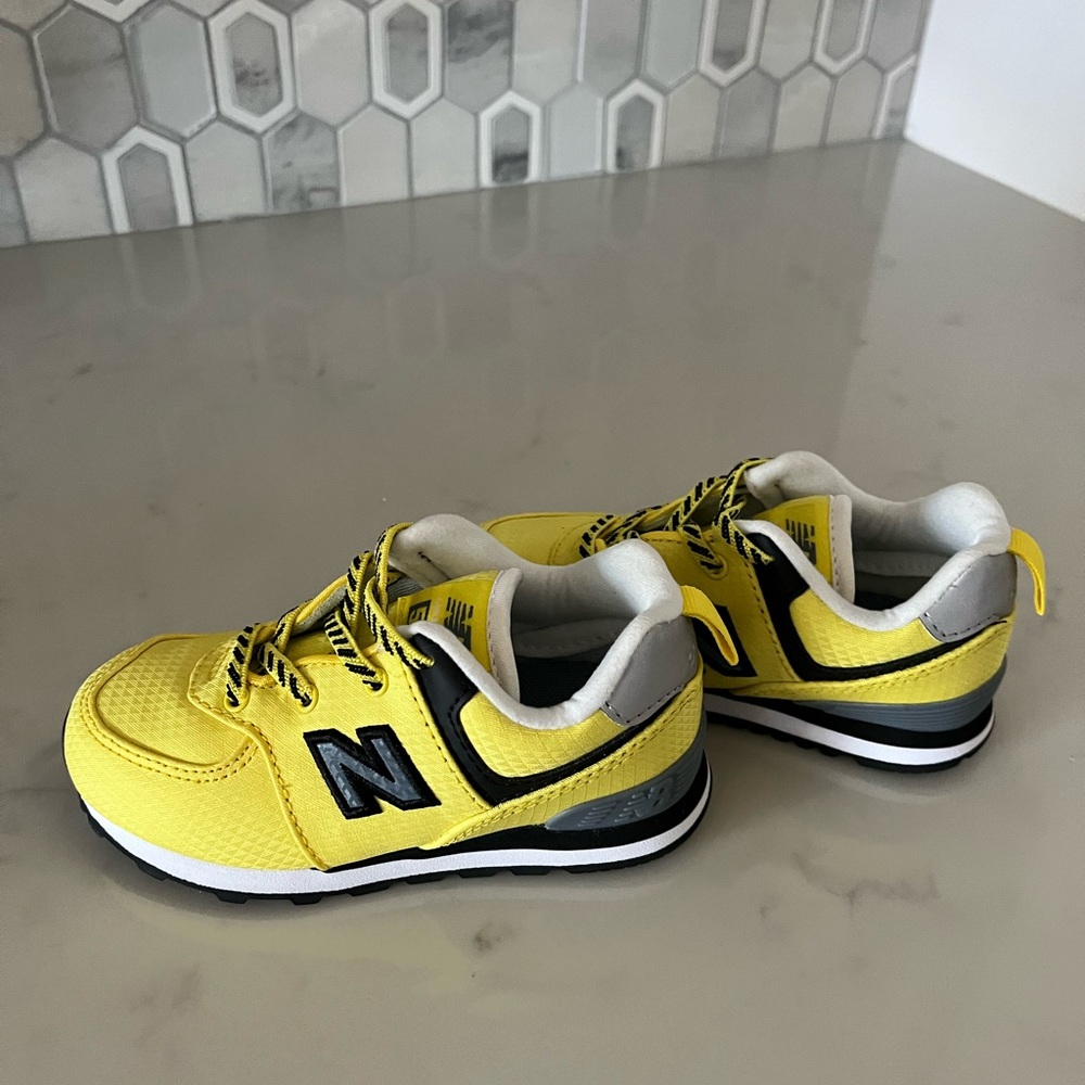 New balance tennis shoes